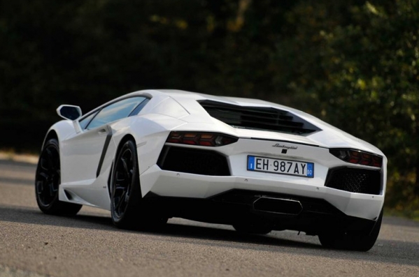 https://www.whatcar.lv/cars/Lamborghini/Aventador Coupe/1355350441-1810111125313.jpg